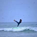 Surfer beim Kick-out