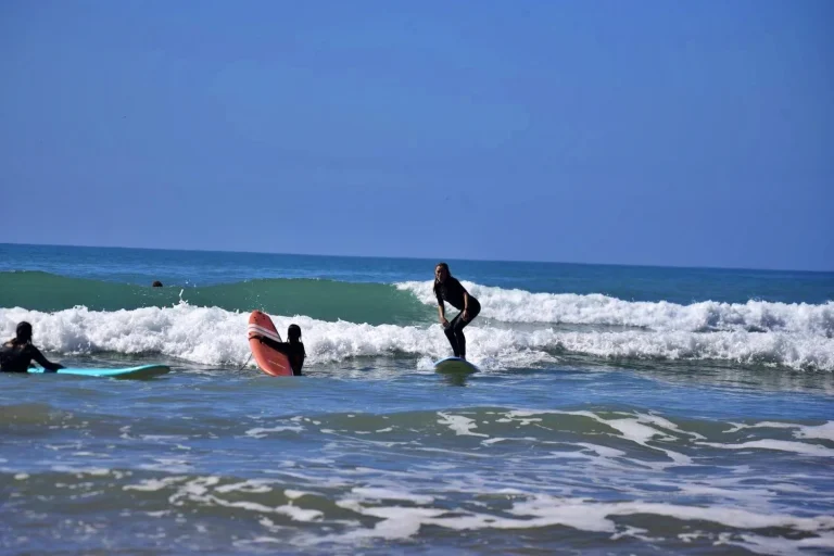 Beginners' surfing course: students gain their first experiences in white water