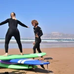 Theoretical briefing on the beach for surf students on turning in the waves with dry exercises