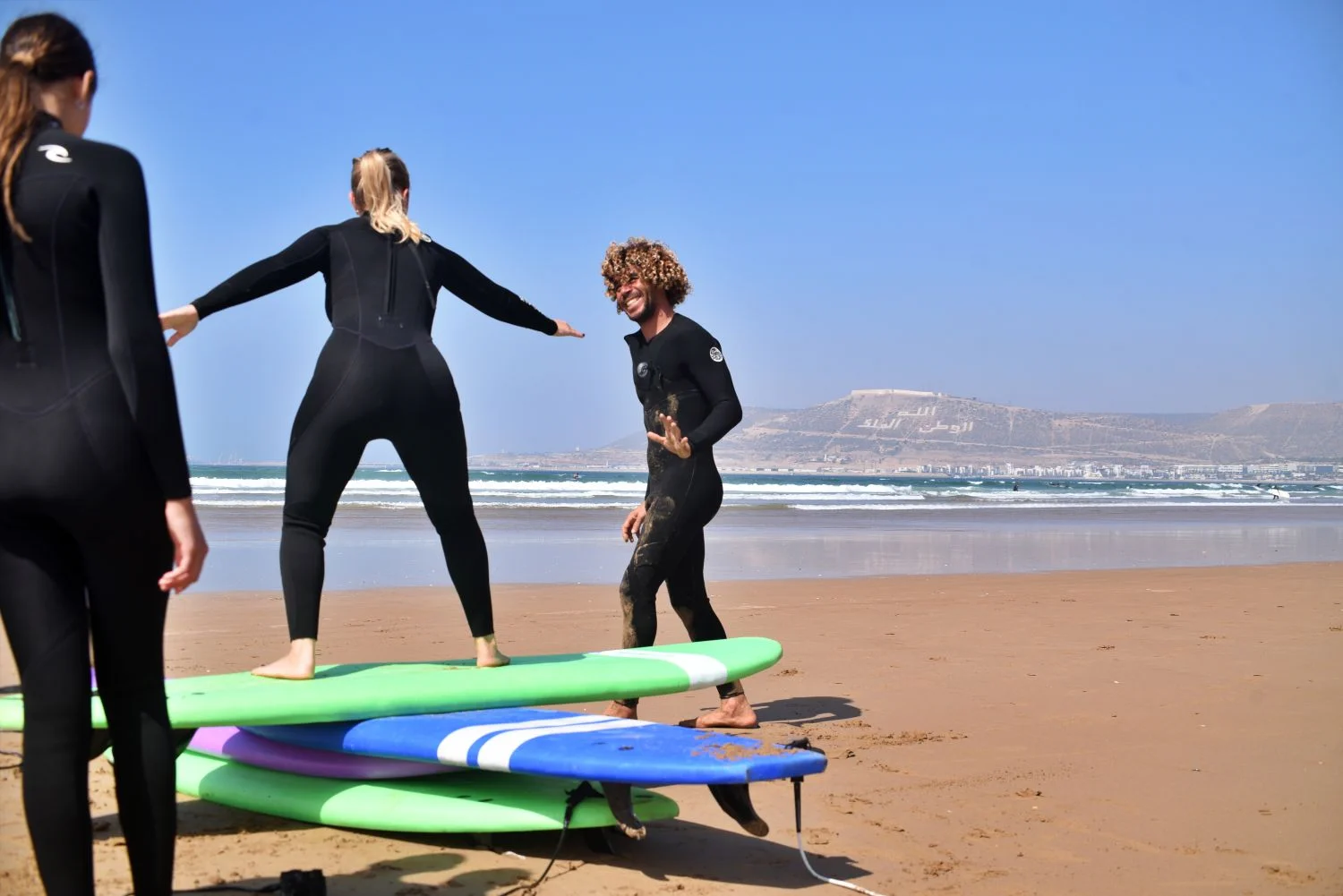 Theoretical briefing on the beach for surf students on turning in the waves with dry exercises